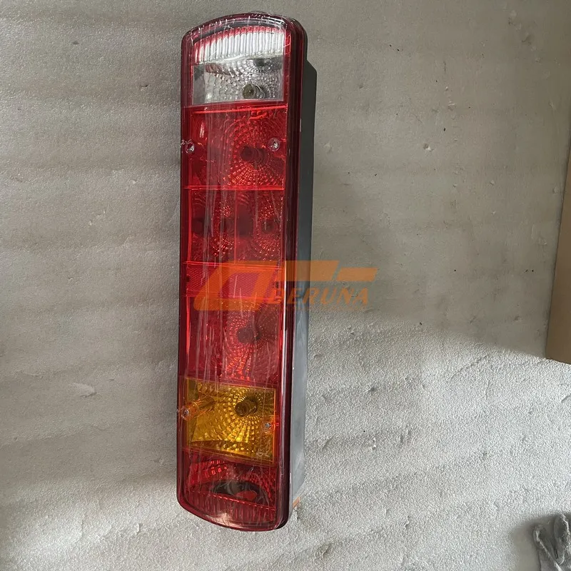 Левый задний фонарь